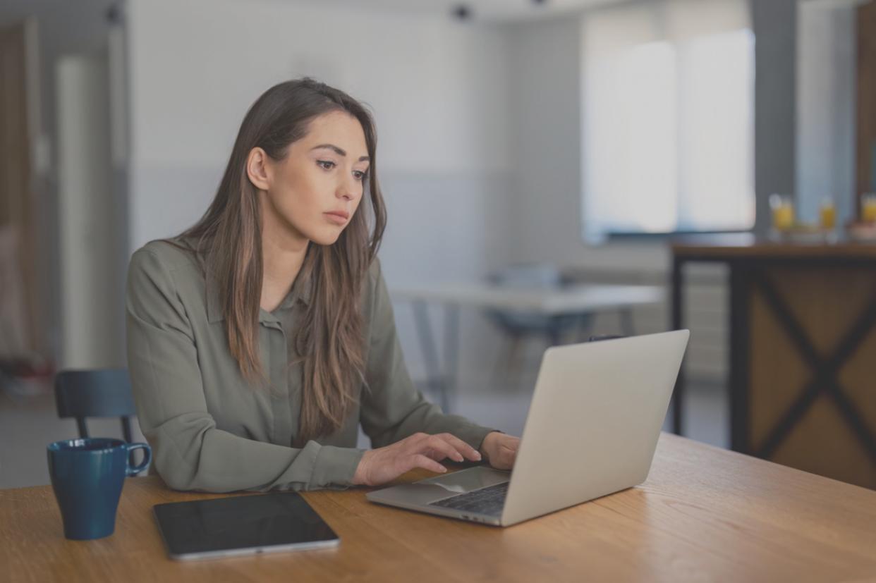 Estudiante internacional accediendo a contenido educativo online